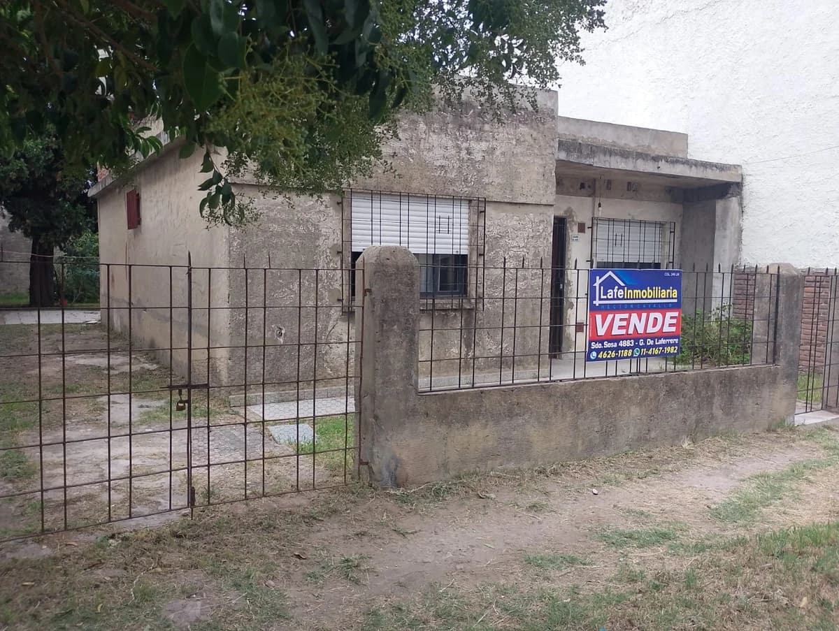 CASA A ACONDICIONAR (PINTURA Y ALGUNOS DETALLES MENORES) MUY BUENA UBICACION !