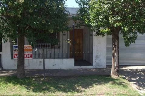 BUENA CASA A METROS DE CARLOS CASARES Y CORDERO