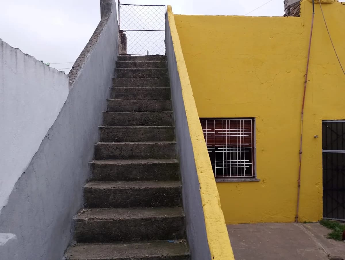 CASA CON LOCAL