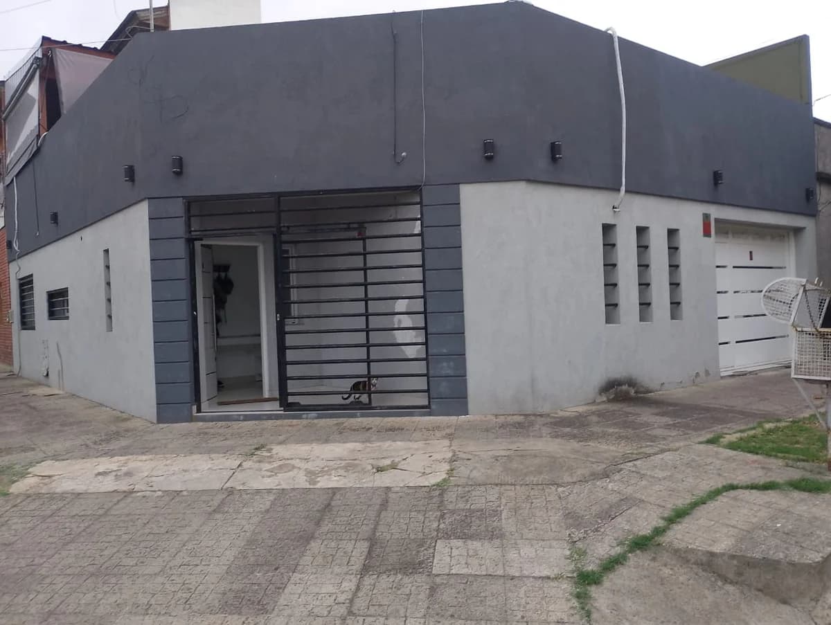 EXCELENTE VIVIENDA TOTALMENTE REMODELADA A NUEVA !